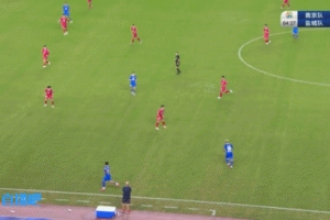 hth网页版在线登录入口-太强了！南京队球员戈伟超远距离头球破门！大禁区线上起跳冲顶