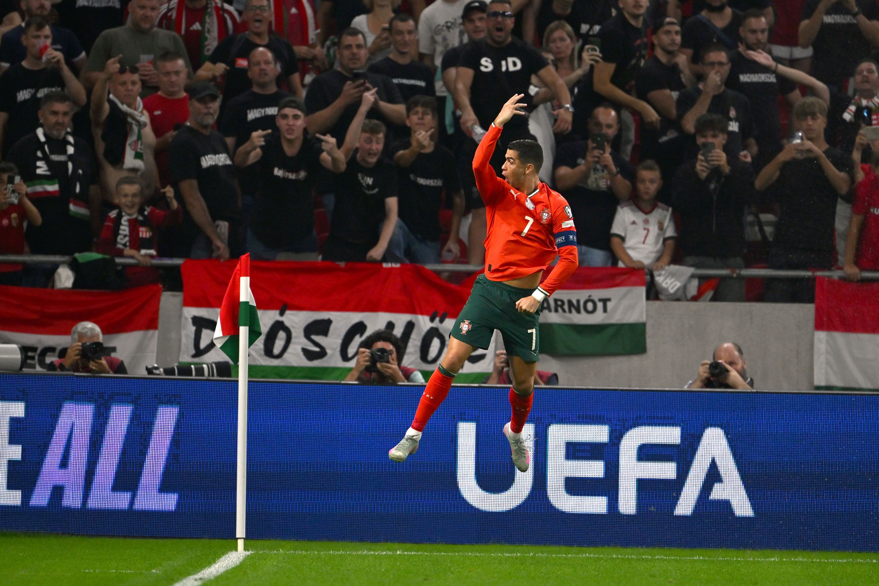 国家队射手榜：C罗141球领跑，梅西114球紧随其后